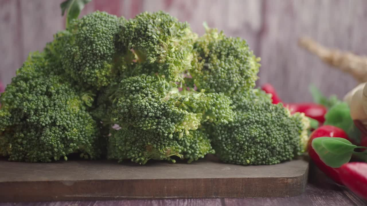 Broccoli su una tavola di legno