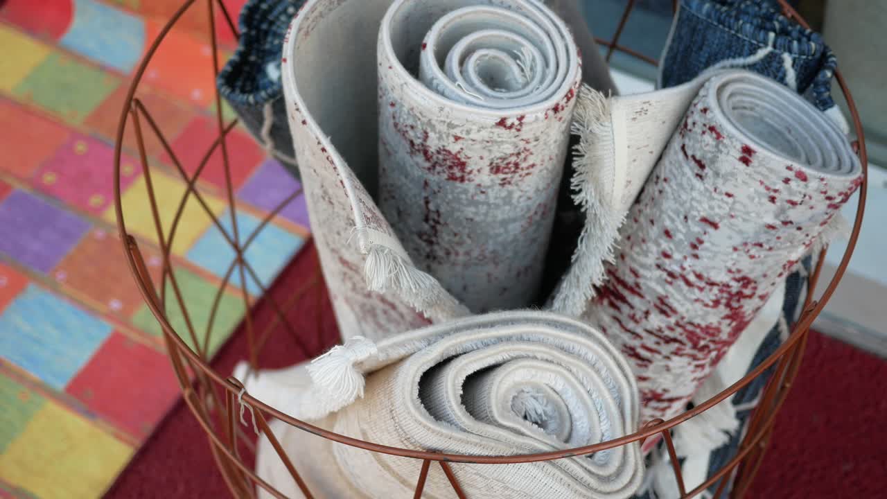 금속 바구니에 굴러 넣은 카