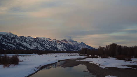 Grand-Teton-Mountains-En-El-Parque-Nacional-Con-Alpenglow-Y-Río-Nevado-Con-Reflejo-Del-Río-Helado-En-Wyoming-Estados-Unidos-Prores-4k