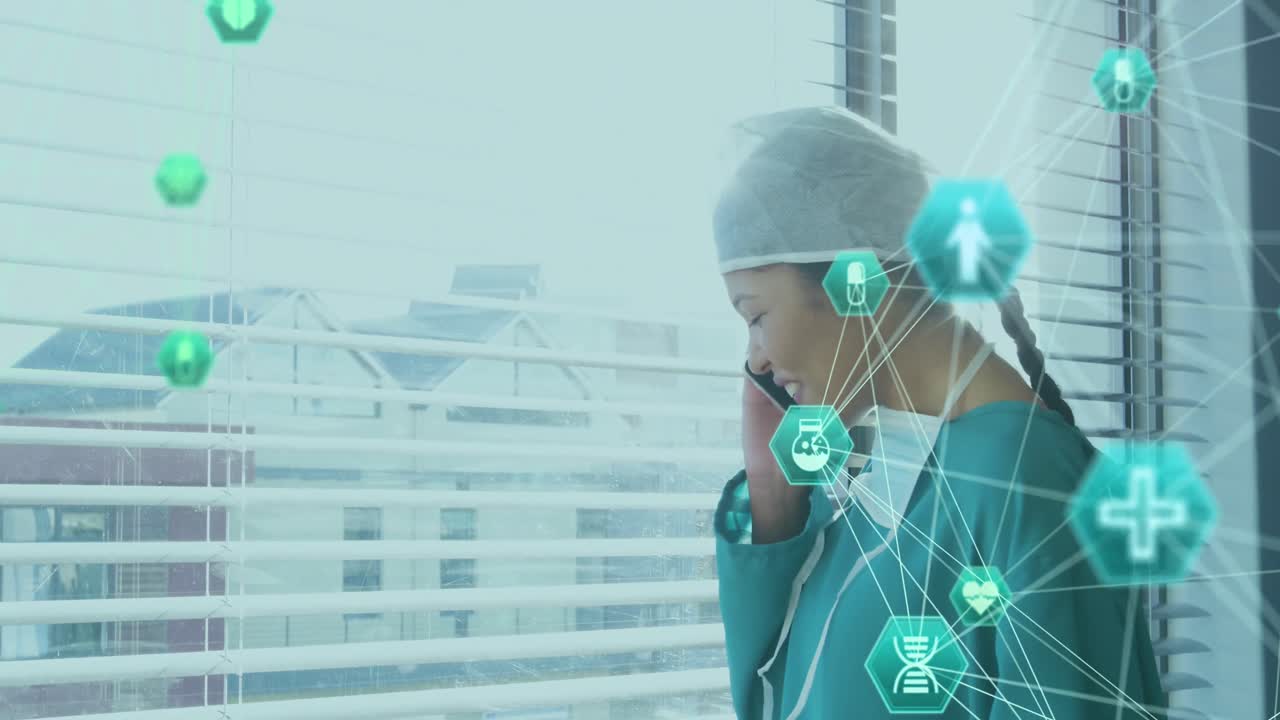 스마트 폰을 사용하는 행복한 두 인종 여성 간호사 위의 미디어 아이콘의 애니메이션