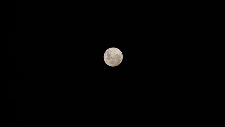 A lua no céu noturno