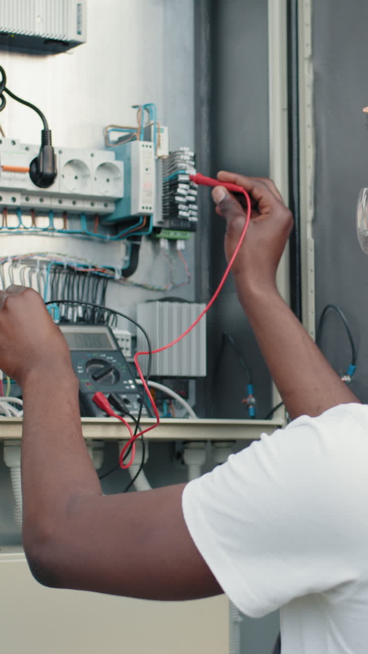 electricista probando el panel eléctrico