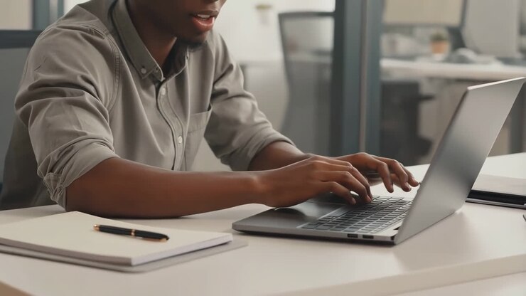 Person arbeitet am Laptop im Büro