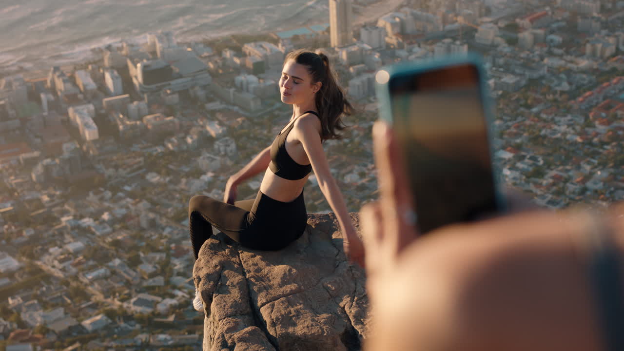 amigas tomando fotos en la cima de la montaña usando la cámara de un teléfono inteligente hermosa mujer influyente posando para una amiga con un teléfono móvil compartiendo la aventura de senderismo en las redes sociales