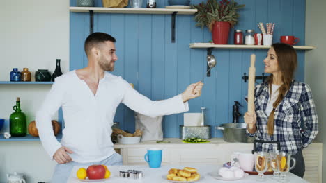 una pareja divirtiéndose en la cocina.