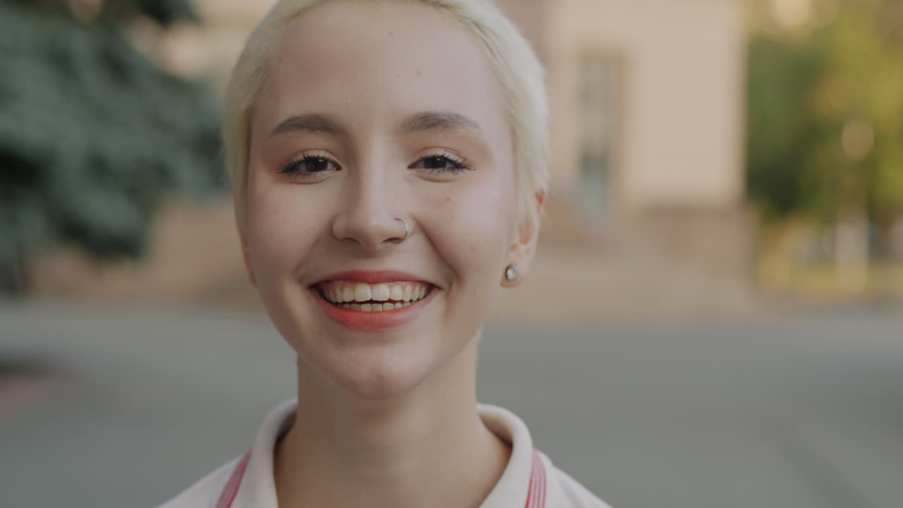 야외에서 웃는 여자