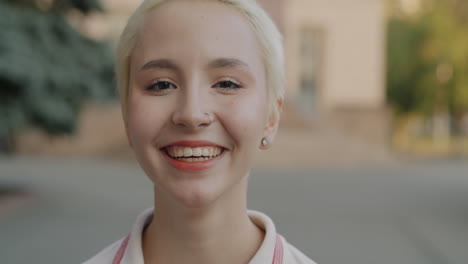 улыбающаяся женщина на открытом воздухе