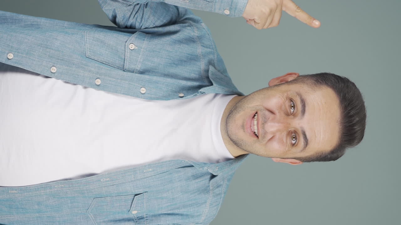 vídeo vertical de un hombre mostrando su mente a la cámara.