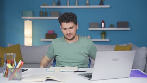 un estudiante hombre aburrido.