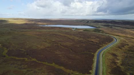 Imágenes-De-Video-De-Drones-De-Un-Depósito-Y-Un-Sistema-De-Desbordamiento-En-Los-Páramos-De-Saddleworth-En-El-Oeste-De-Yorkshire,-Reino-Unido,-Imágenes-Aéreas-En-Aumento