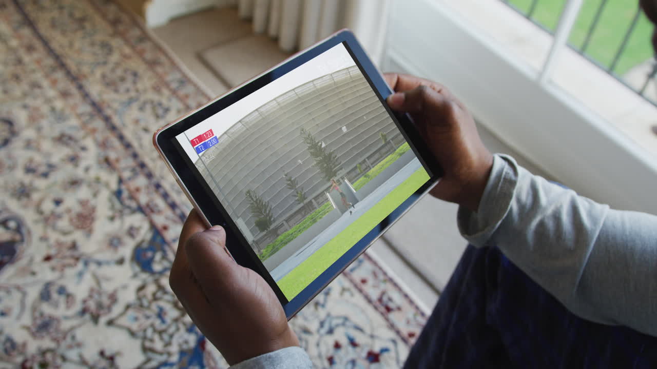 태블릿에서 육상 자벨린 경기를 시청하는 집에 앉아 있는 남자의 복합 사진