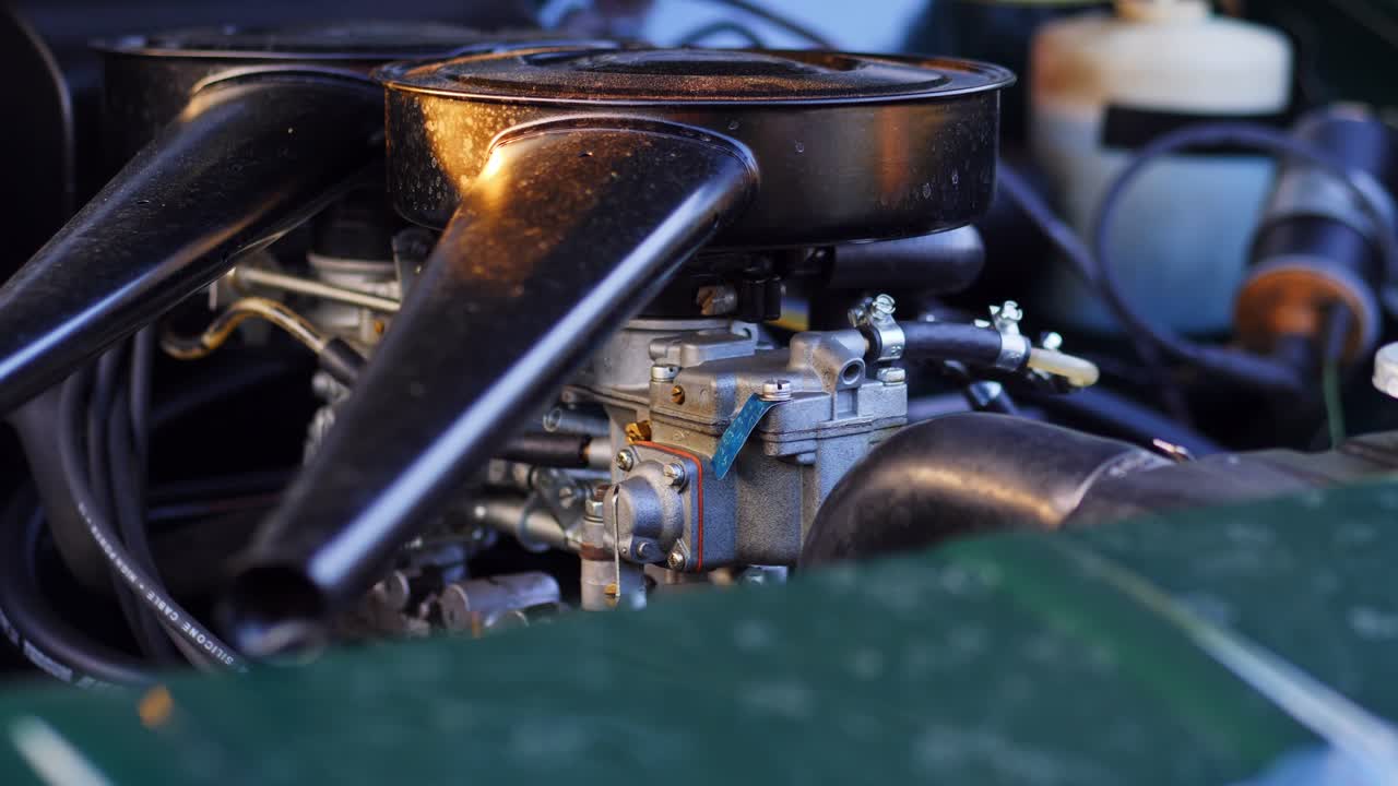 opel oympia classic car engine bay paralaje disparado en un control deslizante durante la puesta de sol, cámara lenta de 50 fps