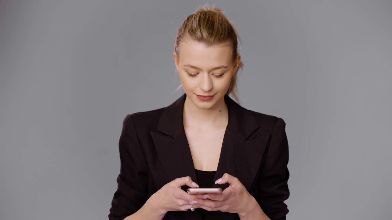 Donna che manda messaggi sullo smartphone
