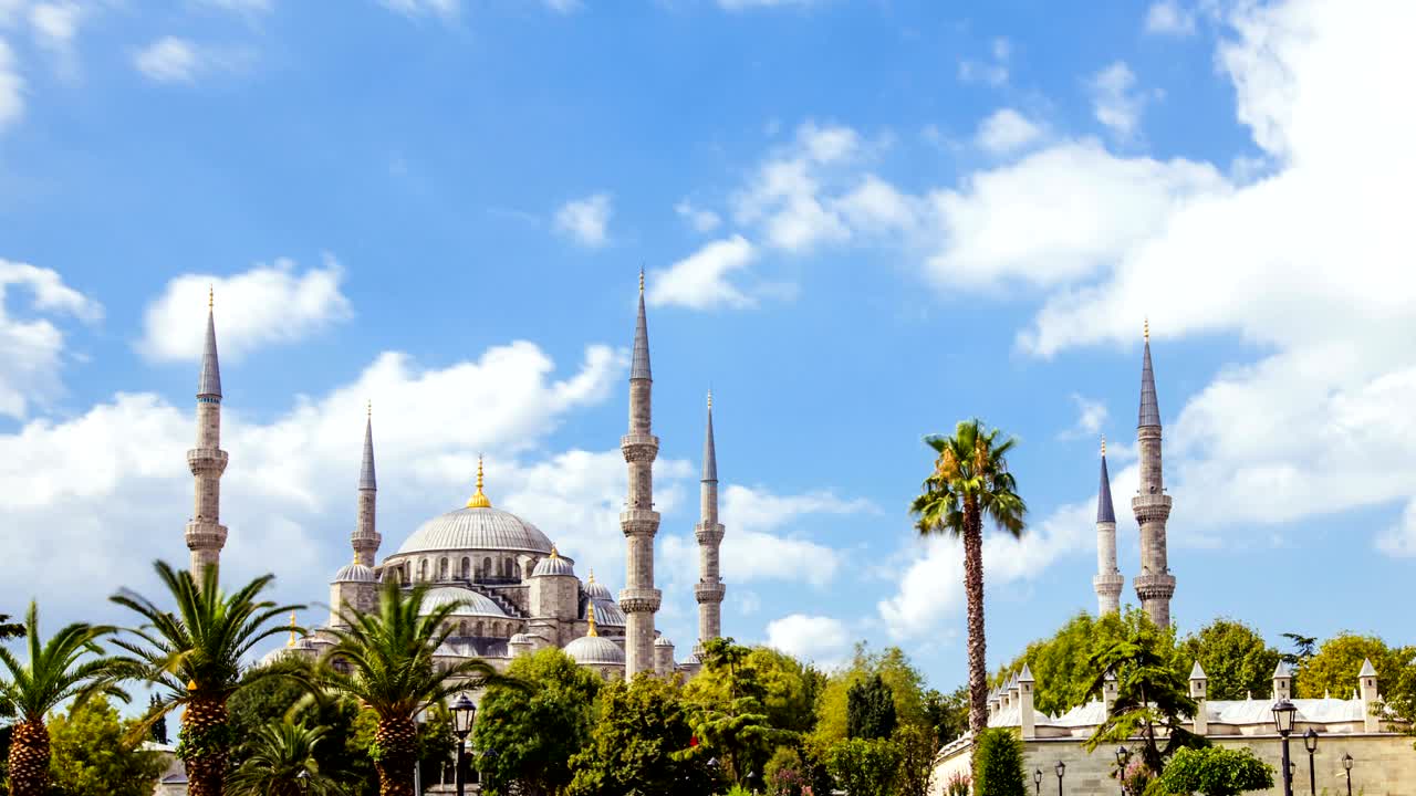 pan shot timelapse de la mezquita azul o sultanahmet al aire libre en la ciudad de estambul en turquía