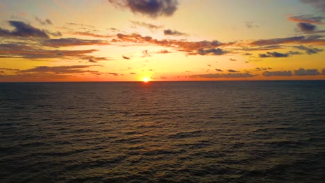 Vista-Aérea-Del-Horizonte-Del-Atardecer-Sobre-El-Mar