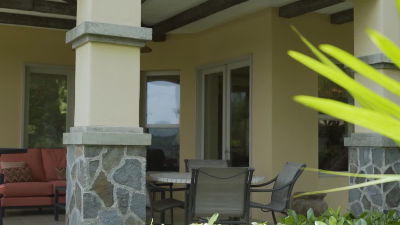 Terrazza in una casa rustica sulla spiaggia in una giornata di sole.