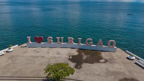 Un-Cartel-De-Bienvenida-En-El-Bulevar-Surigao-Del-Norte-Junto-Al-Mar-Azul