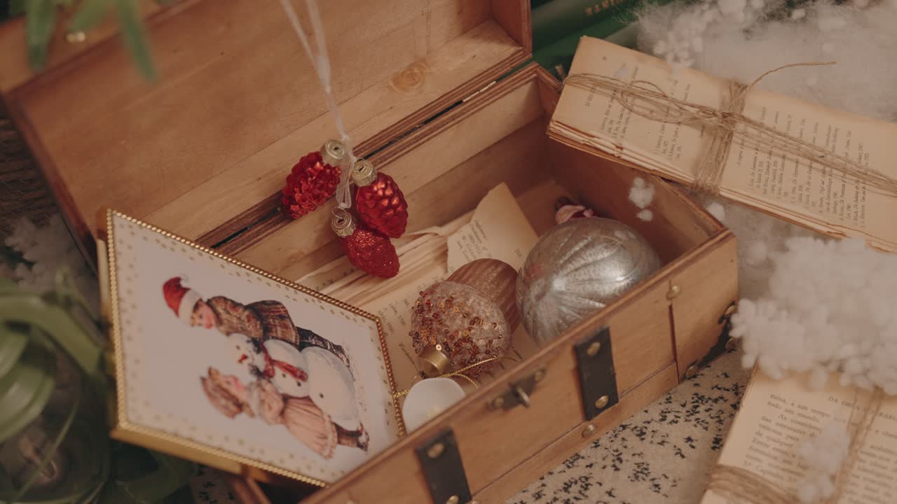 향수를 불러일으키는 장식이 있는 나무 상자에 담긴 소박한 휴일 장식