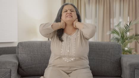 anciana india enferma que sufre de dolor de cuello