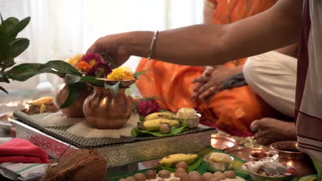 Bhataji-Puso-El-Plato-En-Kalash-Para-Gruhpravesh-Pooja