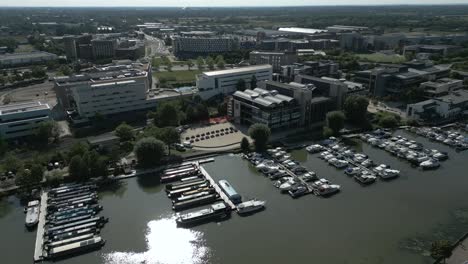 Vista-Aérea-De-Los-Barcos-Frente-Al-Mar-De-La-Piscina-Brayford-De-La-Universidad-De-Lincoln