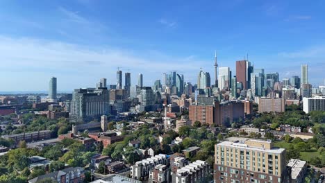 Timelapse-Del-Día-De-La-Ciudad-De-Toronto-Mientras-La-Sombra-De-La-Nube-Pasa---Vista-De-ángulo-Alto