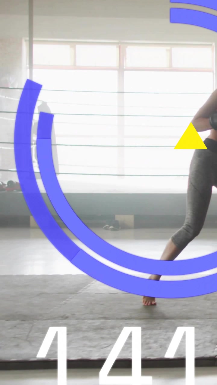 Video verticale: Donna che inizia con il piede in avanti, facendo affondi laterali in palestra, con contatori e archi blu che tracciano le ripetizioni.