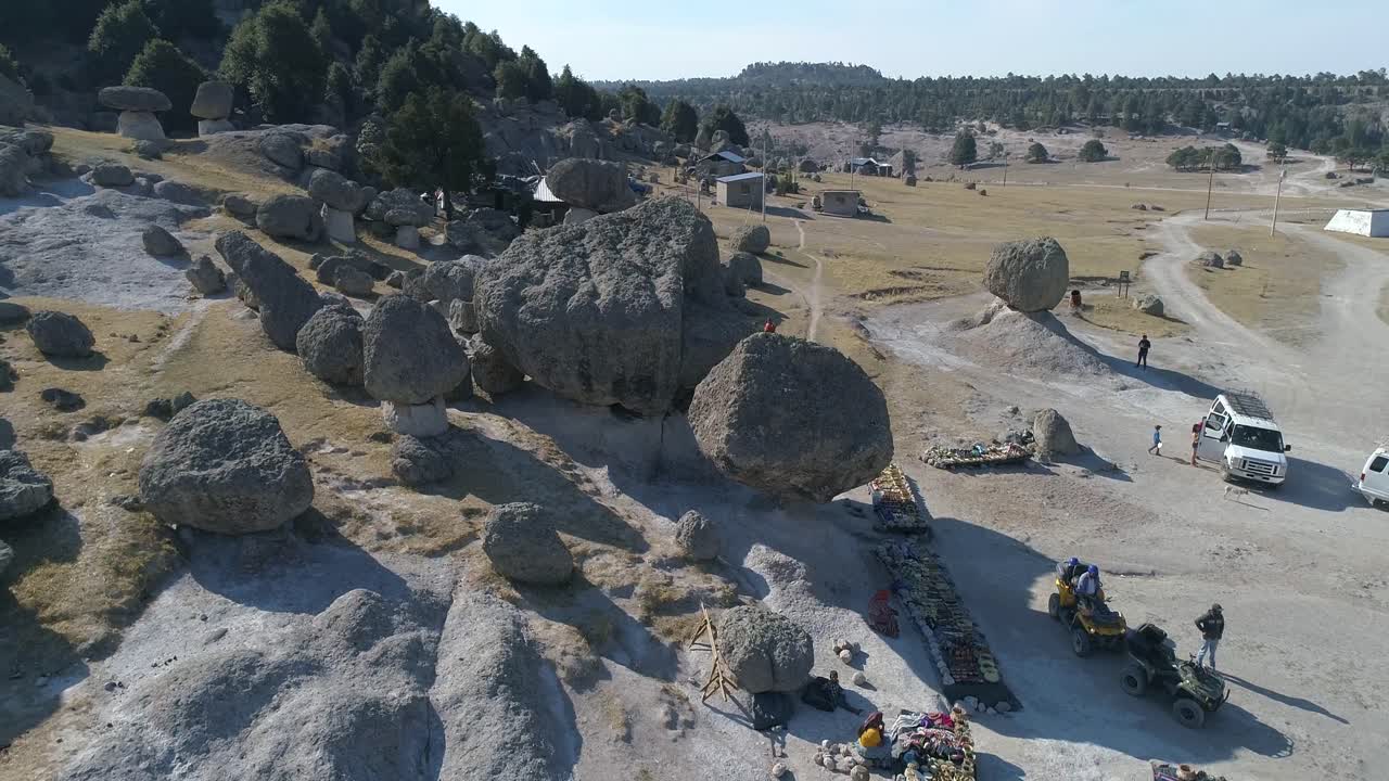 toma aérea de drones de puestos de productos rarámuris para turistas y quads en el valle de los hongos, región de las barrancas del cobre, chihuahua