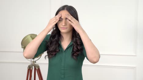 chica india con dolor de cabeza