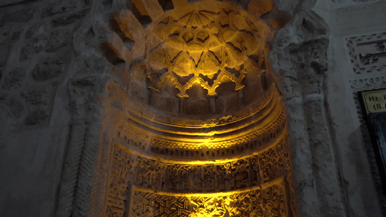 아래쪽에서 카메라는 지옥의 제단의 웅장한 석조물을 보여줍니다. 이 제단은 시티 라드비예의 무덤에 있는 두 개의 제단 중 하나입니다.