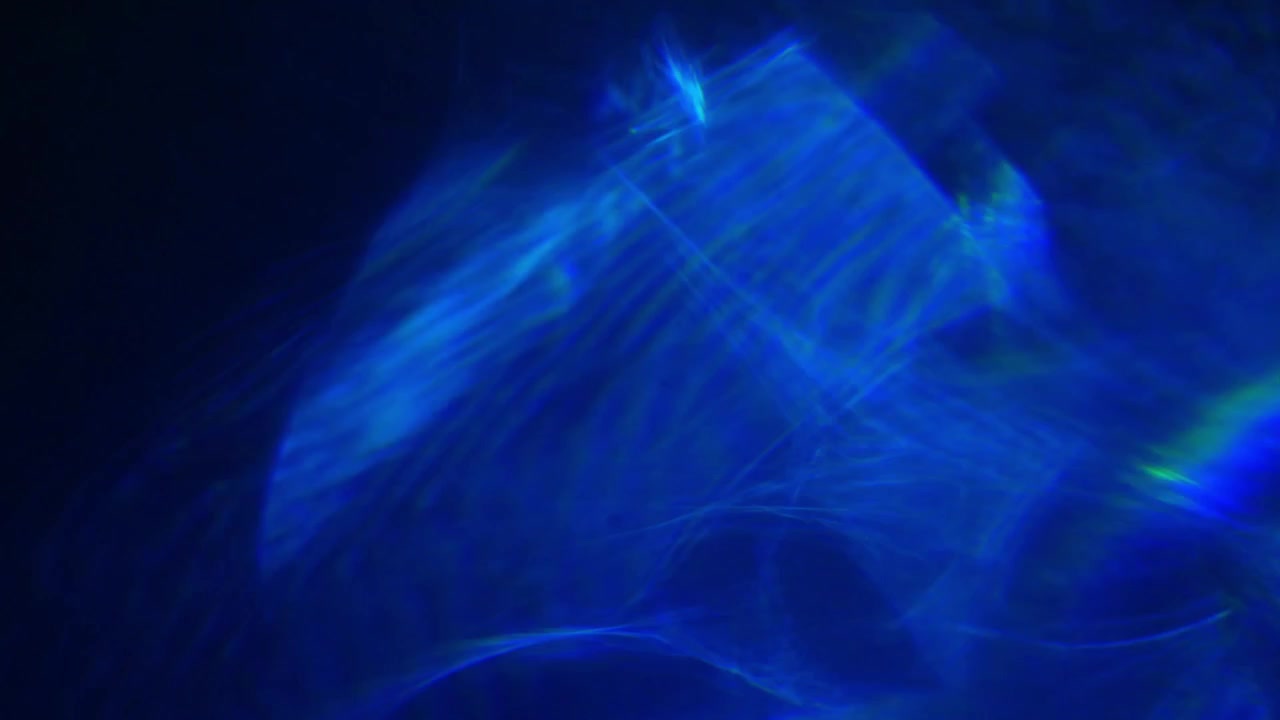 Fughe di luce e bagliori blu astratti su sfondo scuro