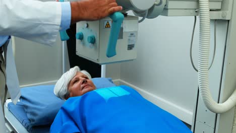 Ältere-Frau,-Die-Sich-Einer-Röntgenuntersuchung-Unterzieht