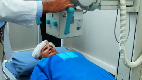 mujer mayor que se somete a una prueba de rayos x