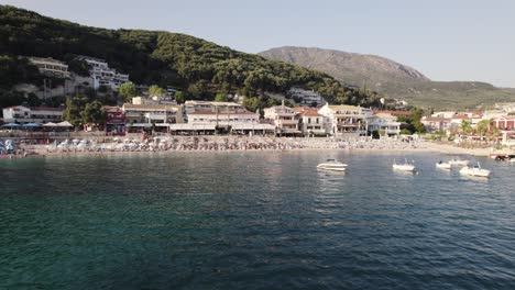 Parga-Strand-Und-Küste-Mit-Im-Ionischen-Meer-Festgemachten-Booten