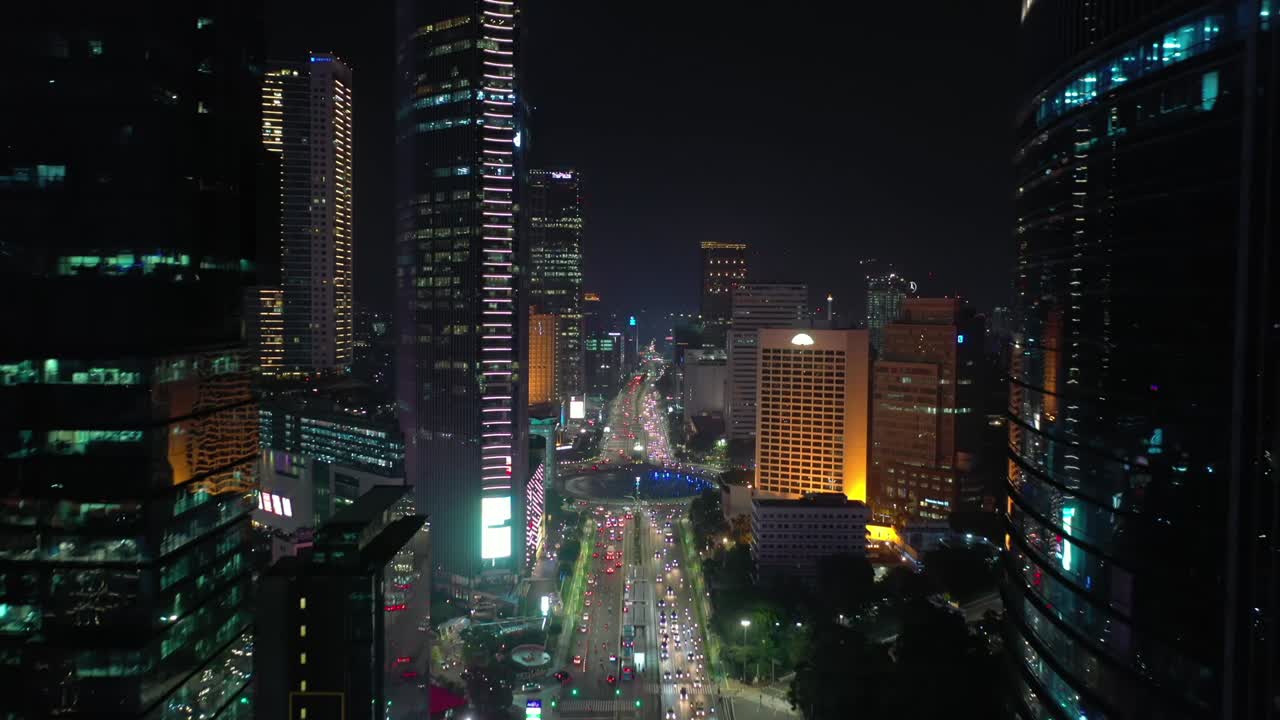 hora nocturna iluminada ciudad de jakarta centro de la ciudad famoso tráfico calle círculo fuente panorama aéreo 4k indonesia