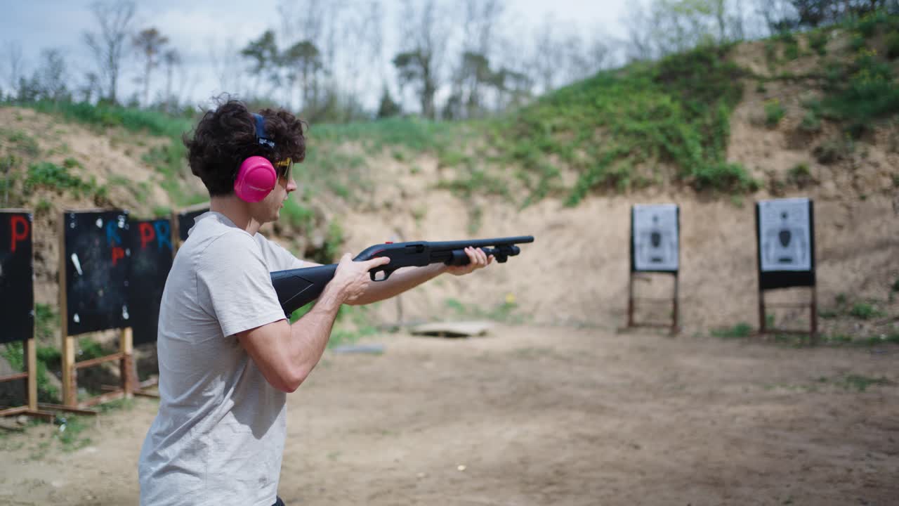 재충전 때 건의 고장과 발사 후 강한 후퇴, 사격 거리