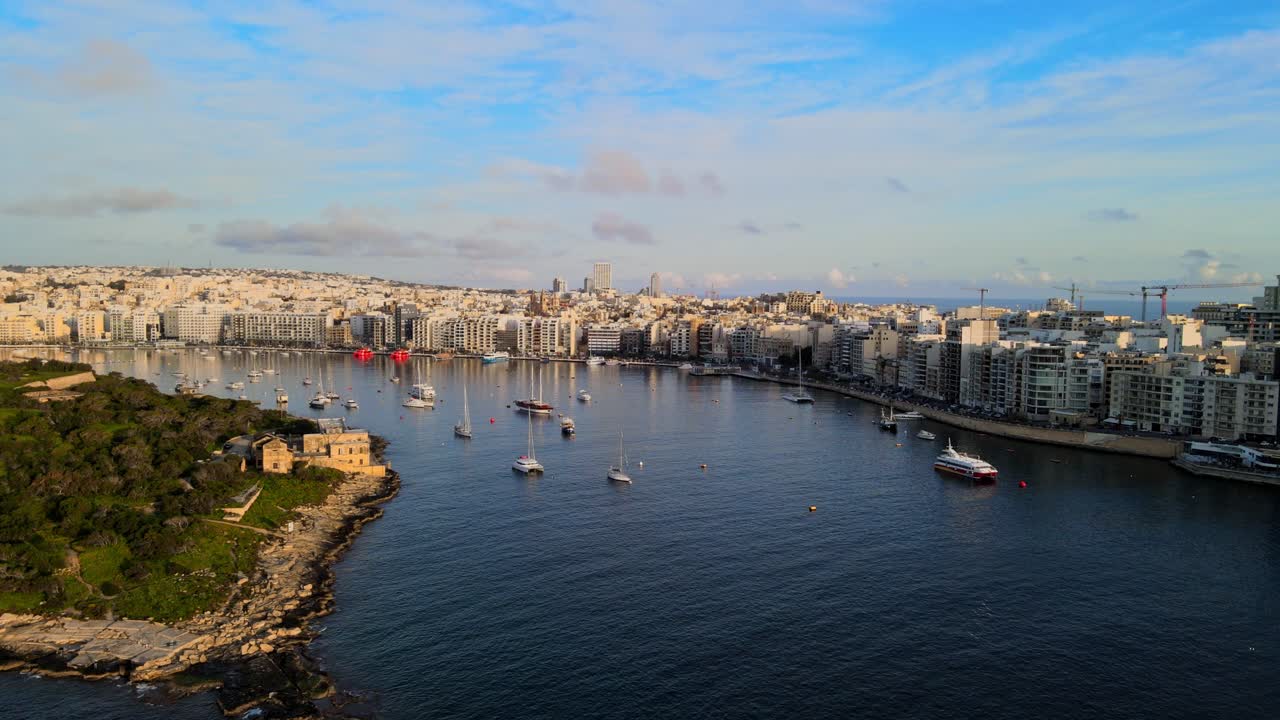 Vista aerea con drone della costa di Sliema e del porto di Marsamxett con barche e skyline della città a Malta