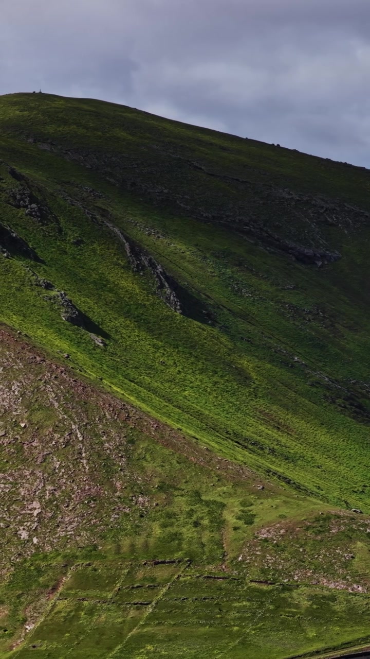 Colline verdi e paesaggio vulcanico a Lanzarote, Spagna, di giorno.