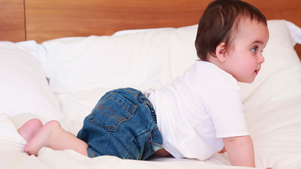 침대 위에 있는 아기