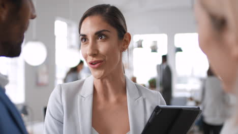 gente de negocios, apretar la mano y dar la bienvenida a los clientes