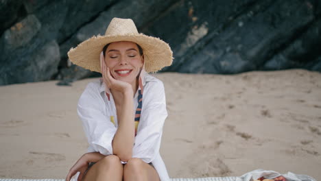 Niña-Sentada-En-La-Orilla-De-Una-Manta-Con-Sombrero-De-Paja-De-Cerca.-Mujer-Relajante-Playa-Vertical