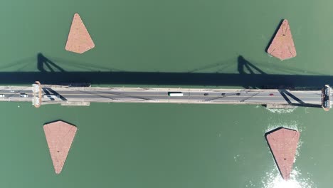 vista aérea capturando el exquisito puente manuel belgrano y las hermosas aguas verdes del río paraná