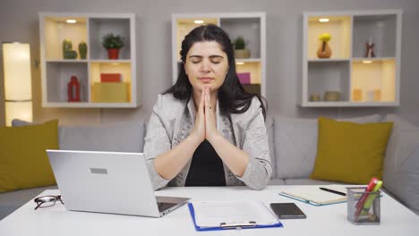 trabajadora de oficina en casa, mujer que trabaja con concentración.