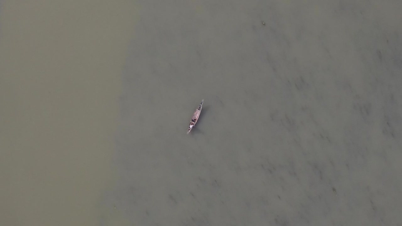 강에서 전통 목선을 타고 외로운 어부의 공중 전망