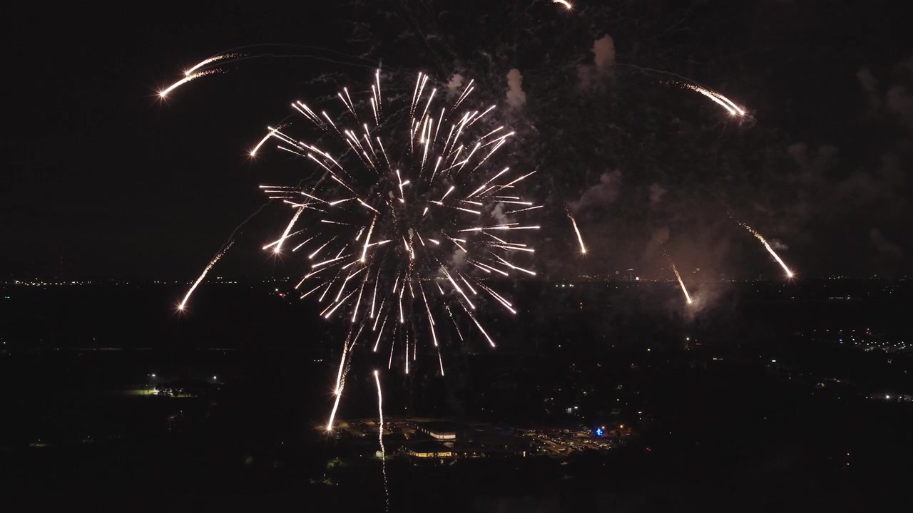 Fogos de artifício iluminando a cidade à noite em Plymouth, Minnesota, EUA - tomada de drone.