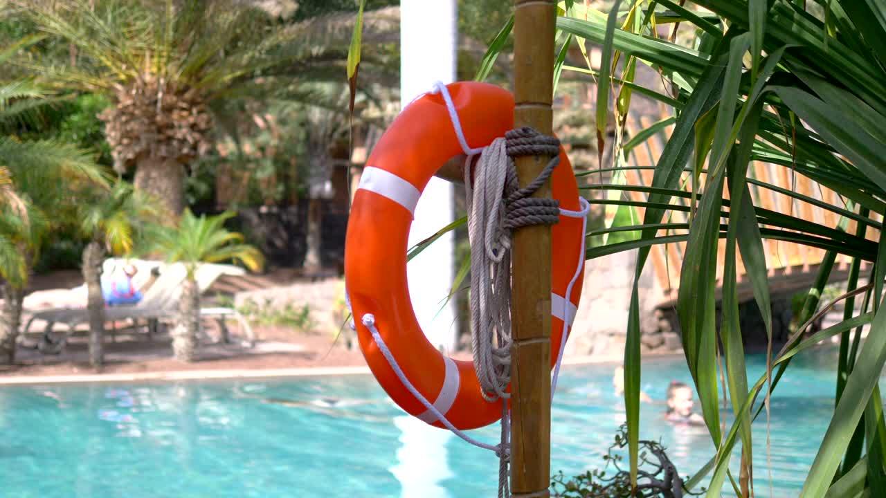 una boya salvavidas en un complejo tropical en 4k a cámara lenta 60 fps