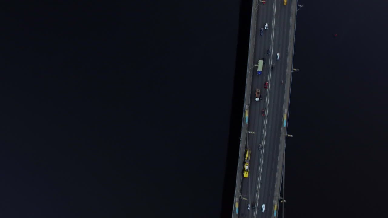 верхний вид машины, движущейся по висячему мосту