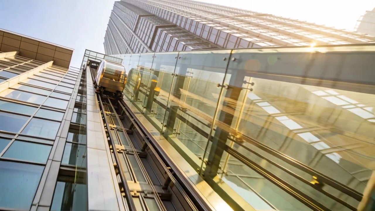 Reagindo a um sinal, cabine de elevador de vidro subindo trilhos na fachada de um arranha-céu até a estação, espaço para texto.