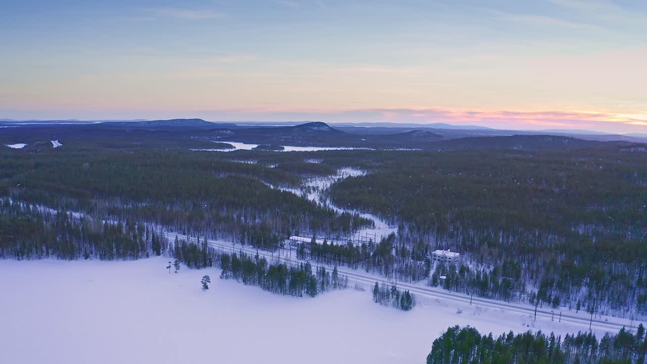 Flygbild – Vinterlandskap med vidsträckta fält, skogar och sjöar i norra Europa