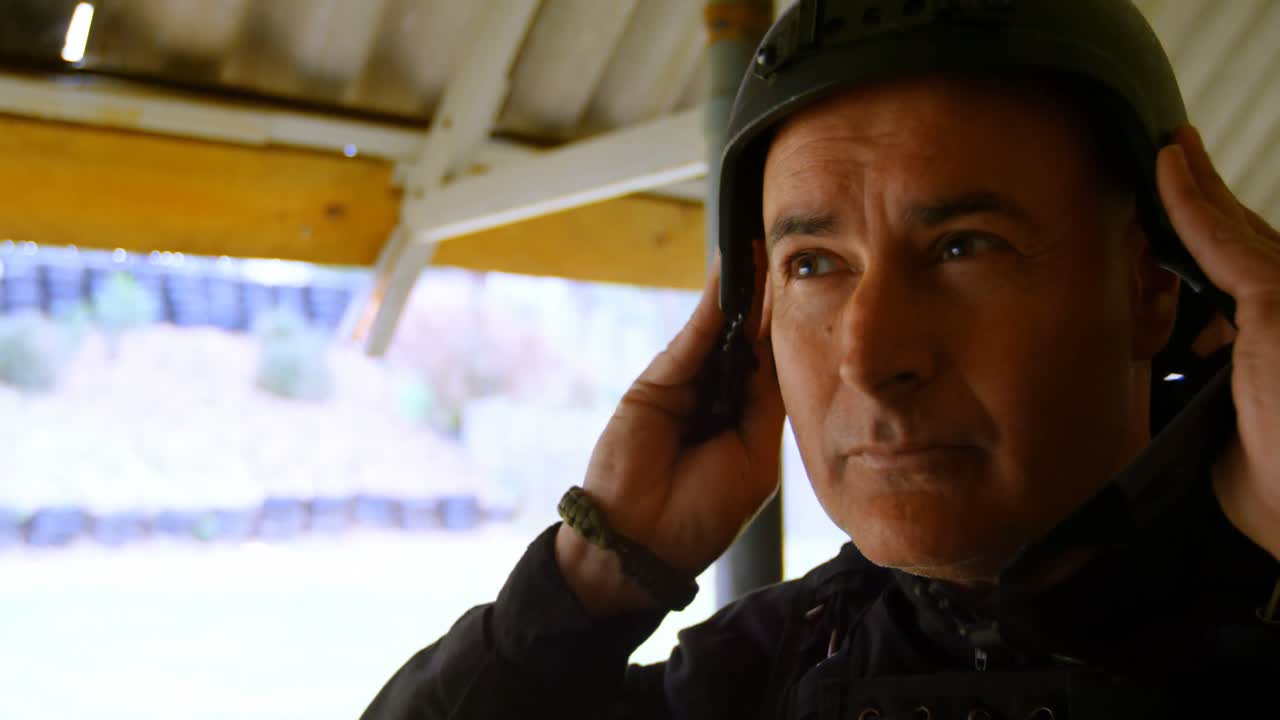 군사 훈련 도중 전투 헬 ⁇ 을 착용 한 중 성인 백인 군인 의 정면 뷰 4k